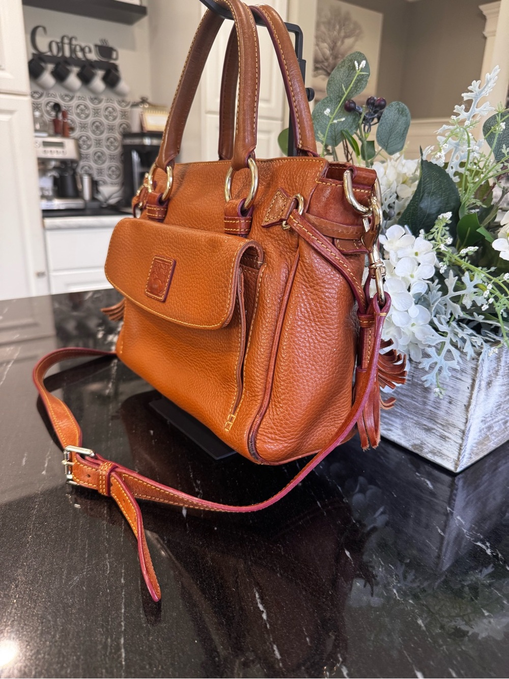 🦆Dooney & Bourke Florentine Pocket Satchel Natural Tan Cognac Leather Crossbody - Picture 4 of 16